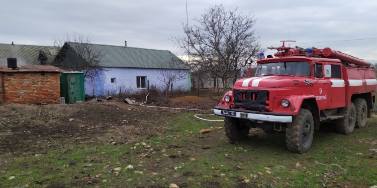 На пожаре в Первомайске 57-летняя женщина получила ожоги лица и рук (ФОТО)