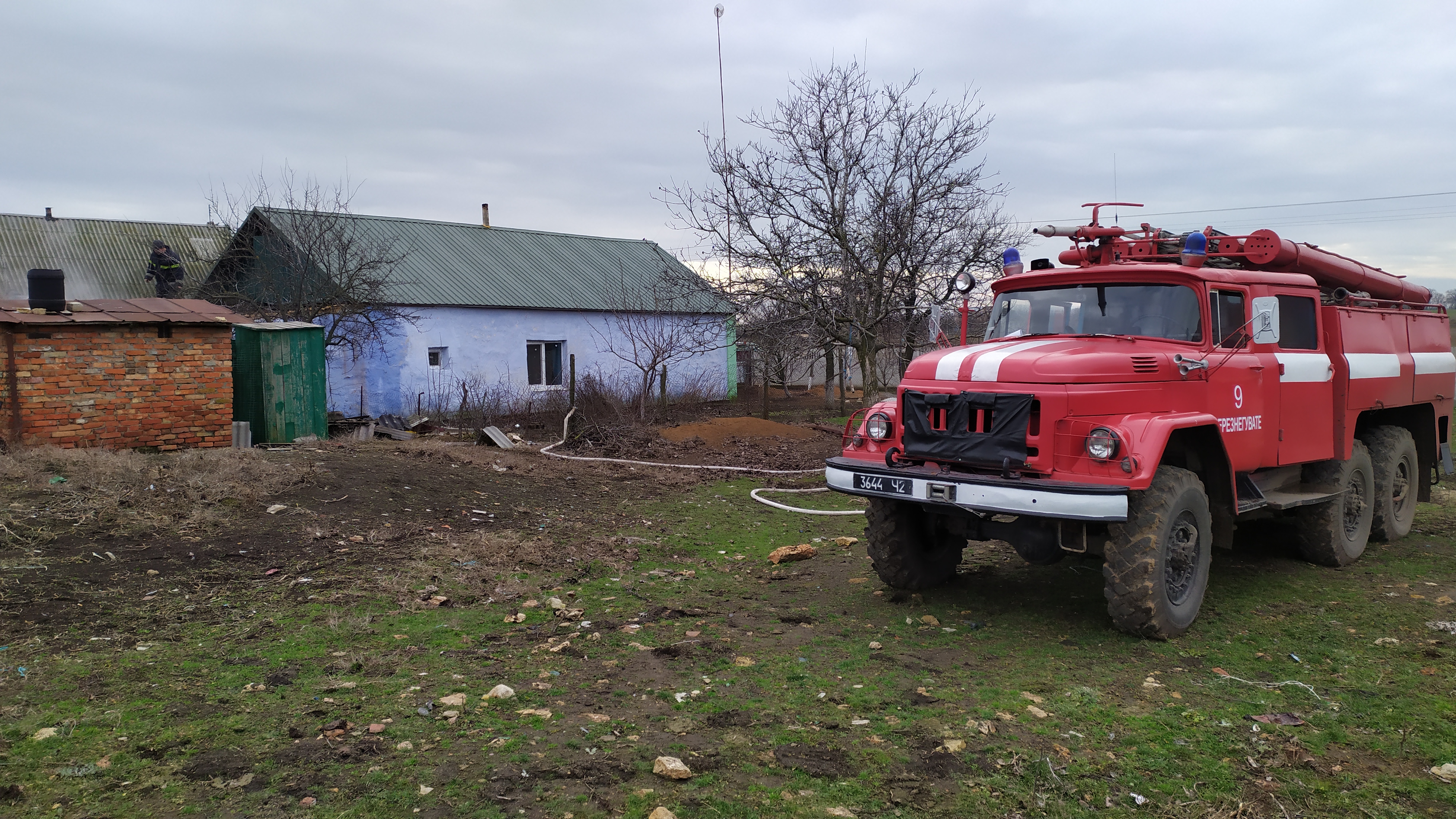 На пожаре в Первомайске 57-летняя женщина получила ожоги лица и рук (ФОТО)
