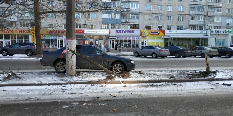 В Николаеве водитель «Ниссана» свалил два дерева и врезался в столб – говорит, что виноват гололед (ФОТО)