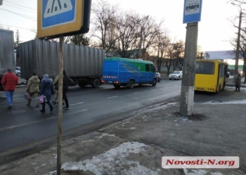 У воинской части в Николаеве микроавтобус сбил военнослужащего на переходе (ФОТО)