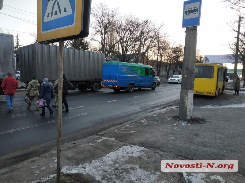 Николаевская полиция ищет свидетелей аварии, в которой военнослужащего сбили на переходе 1