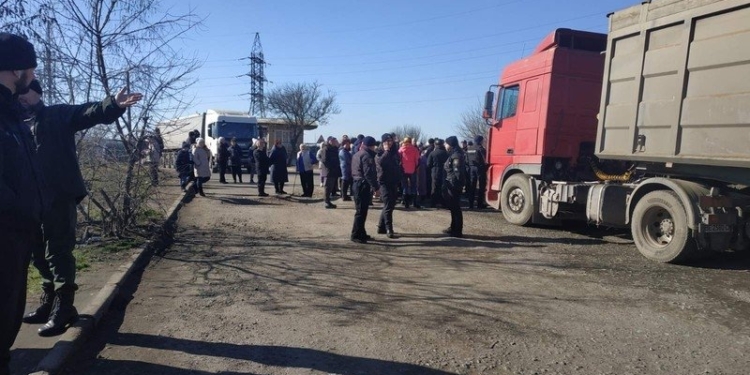 В Николаеве жители перекрыли въезд в порт из-за огромного количества зерновозов