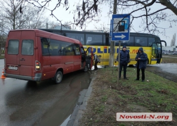 У николаевского автовокзала столкнулись международный автобус и маршрутка, пострадало 5 человек (ФОТО)