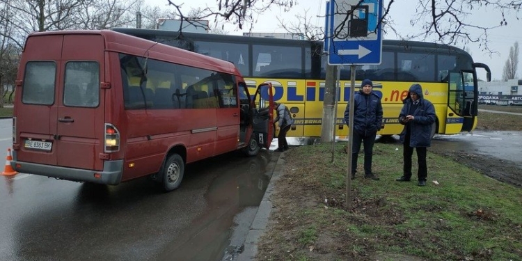 У николаевского автовокзала столкнулись международный автобус и маршрутка, пострадало 5 человек (ФОТО)