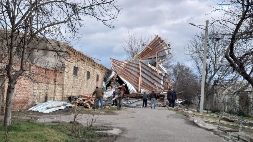 Первые результаты вчерашнего шторма в Николаеве: упало 250 деревьев и повреждено 75 крыш 1