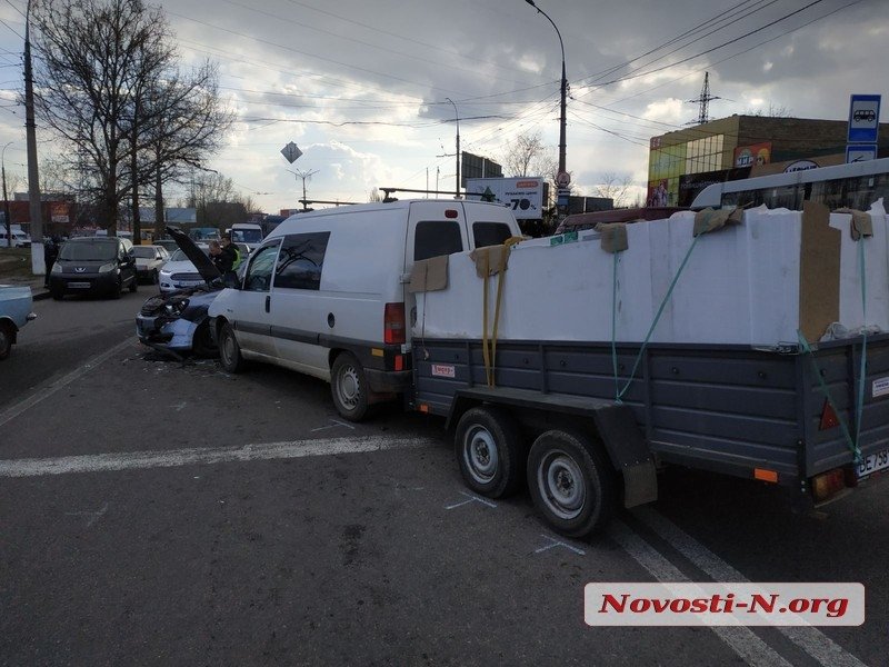 Возле автовокзала Николаева произошло 2 ДТП 3