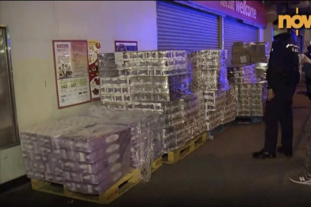 В Гонконге вооруженные грабители украли 600 рулонов туалетной бумаги 1