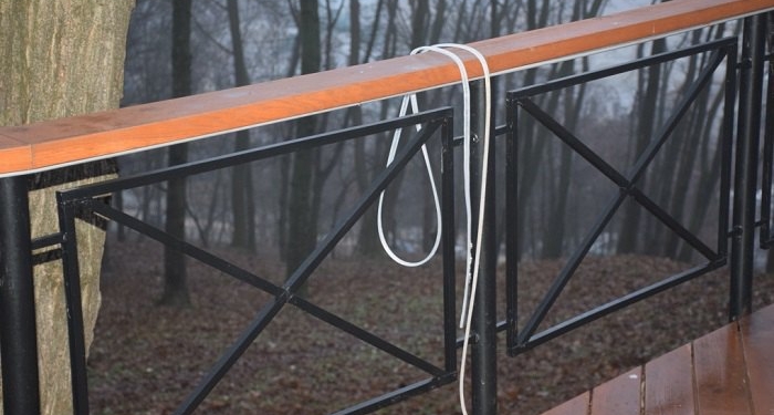 Вот бы и в Николаеве так. Хулиган, оборвавший в Киеве подсветку, уже несколько дней убирает Подол (ВИДЕО)