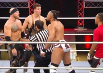 Рестлер уложил трех соперников прыжком со 2-го этажа торгового центра на помост (ВИДЕО)