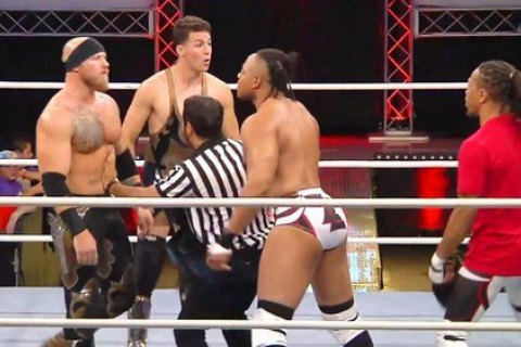 Рестлер уложил трех соперников прыжком со 2-го этажа торгового центра на помост (ВИДЕО)