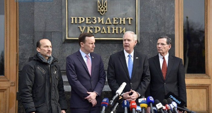 Американские сенаторы встретились с Зеленским и пообещали помогать Украине (ФОТО)