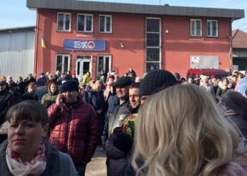 Жители львовского поселка вышли на митинг из-за слухов о размещении в местном санатории украинцев из Китая (ФОТО, ВИДЕО)