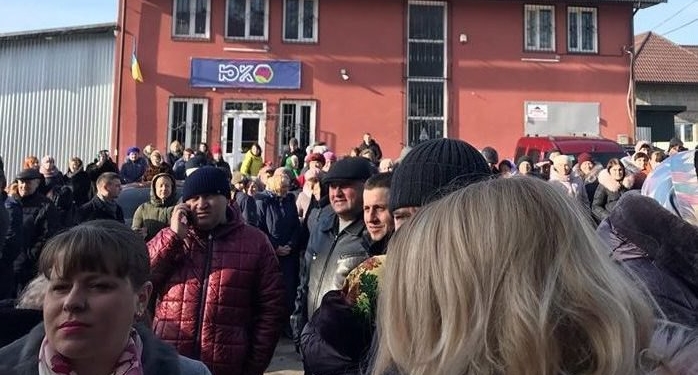 Жители львовского поселка вышли на митинг из-за слухов о размещении в местном санатории украинцев из Китая (ФОТО, ВИДЕО)