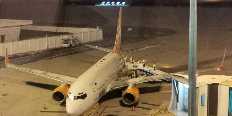 Самолет с украинцами вылетел из Уханя