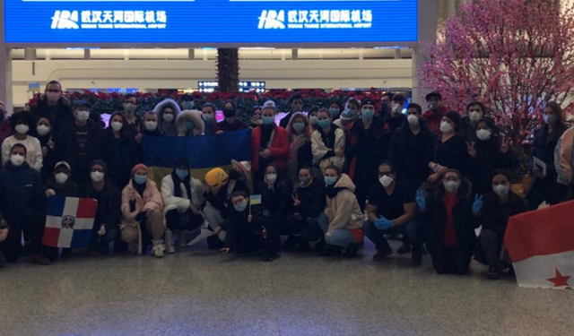 На борт из Уханя в Украину не пустили 4 человек – ими занимаются китайские врачи