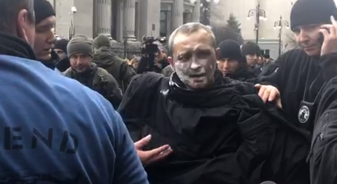 На пикете под Офисом президента мужчина совершил самоподжог (ФОТО, ВИДЕО)