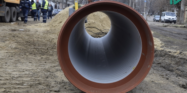 В центре Николаева канализацией больше «пахнуть» не будет: как меняют аварийный коллектор на Малой Морской (ФОТО, ВИДЕО)