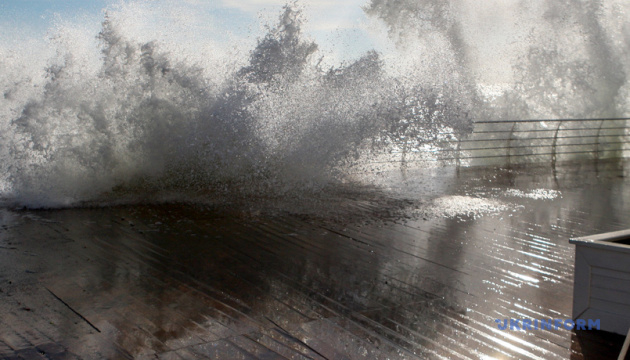 На Черном и Азовском морях ожидается шторм, волны – до четырех метров