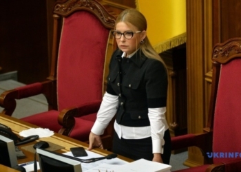 Тимошенко пролила кровь за землю – порезала палец, ломая микрофон Разумкова (ФОТО)
