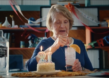 Если День рождения 29 февраля. Американка выпила первый “легальный” алкоголь в 84 года (ВИДЕО)