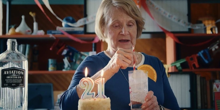 Если День рождения 29 февраля. Американка выпила первый “легальный” алкоголь в 84 года (ВИДЕО)