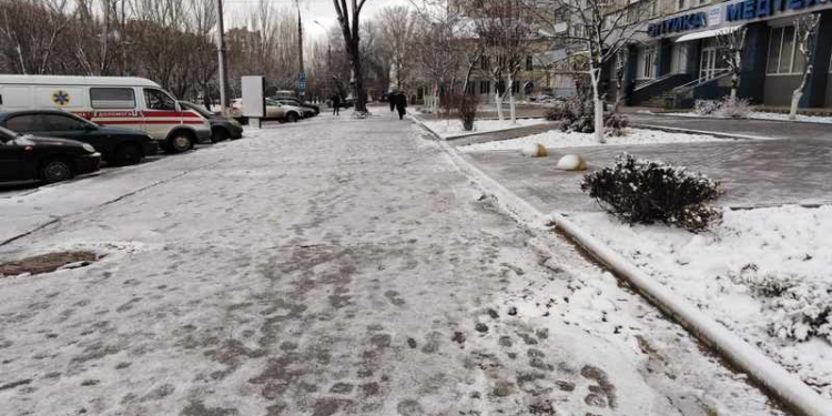 Николаев приснеженный: посыпанные магистрали, ледяные тротуары и обломанные ветви деревьев (ФОТОРЕПОРТАЖ)