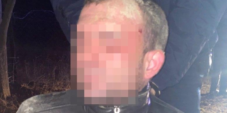 Выпил, сел за руль, пытался скрыться, врезался в дерево. В Николаеве патрульным пришлось гнаться за нарушителем (ФОТО)