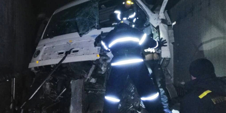 На мосту под Николаевом столкнулись две фуры — погиб водитель (ФОТО)