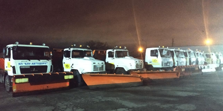 «ЭЛУ автодорог» уже высыпало 90 т солевой смеси на дороги Николаева