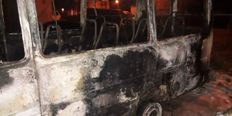 На улице Декабристов в Николаеве загорелись два автомобиля, причина устанавливается (ФОТО)