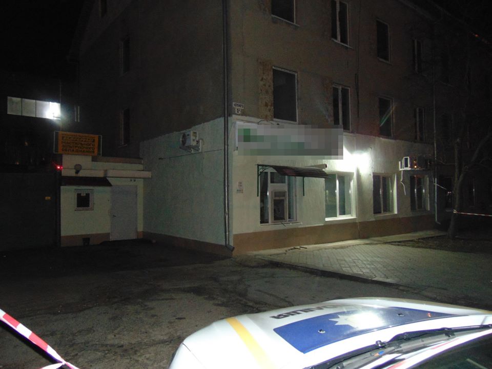 Полиция сообщила подробности ночного ограбления отделения "Приватбанка" в Николаеве (ФОТО) 3
