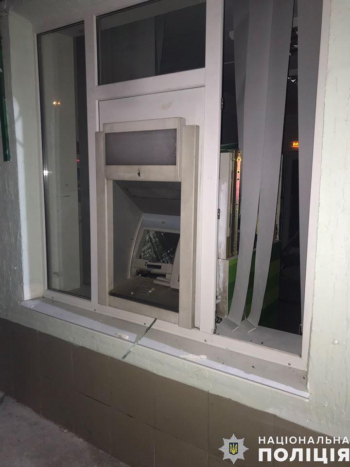 Полиция сообщила подробности ночного ограбления отделения "Приватбанка" в Николаеве (ФОТО) 5