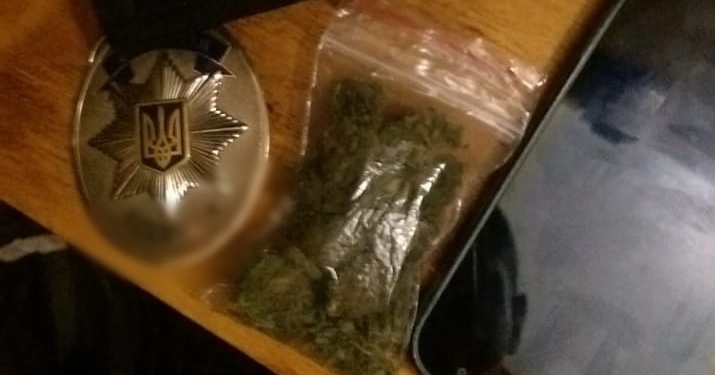 В Николаеве патрульных поймали на продаже марихуаны (ФОТО)