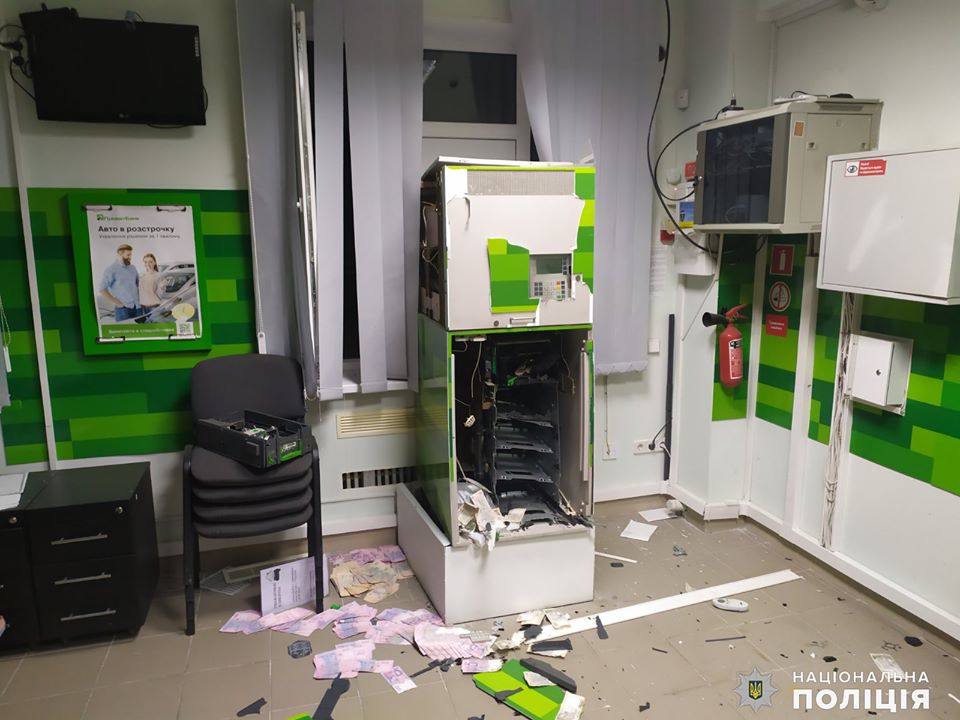 Полиция сообщила подробности ночного ограбления отделения "Приватбанка" в Николаеве (ФОТО) 7