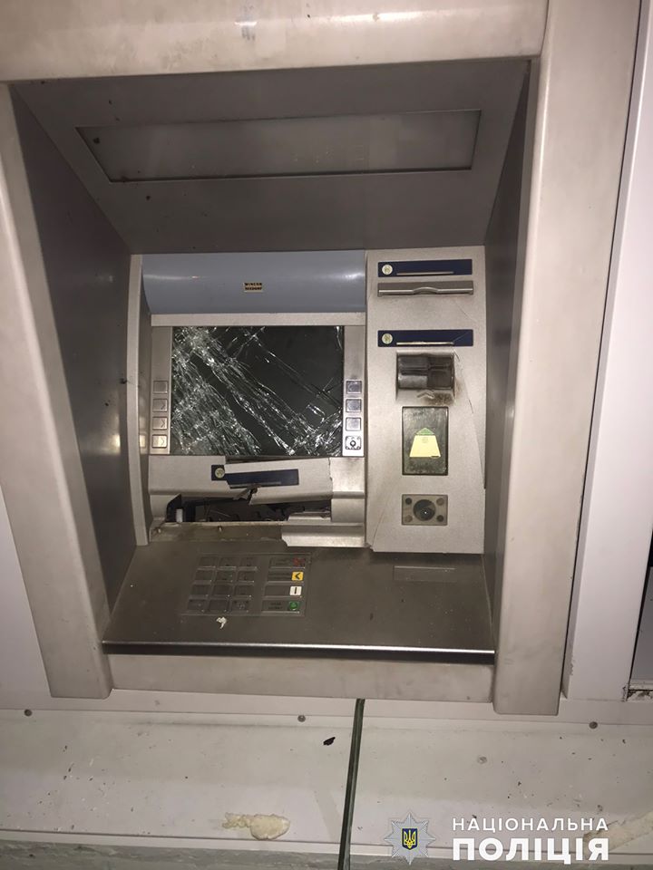 Полиция сообщила подробности ночного ограбления отделения "Приватбанка" в Николаеве (ФОТО) 9