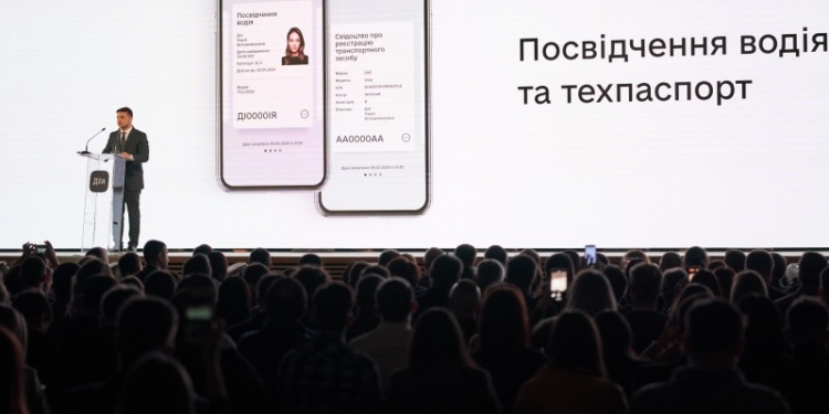За первый день работы мобильного приложения ДІЯ зарегистрировалось 310 тысяч украинцев