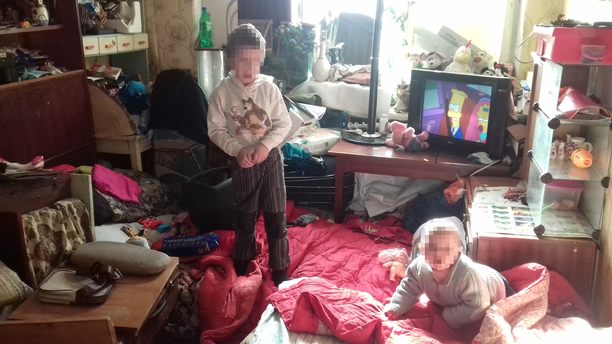 На Николаевщине двое горе-матерей воспитывали трех детей на «свалке» (ФОТО)