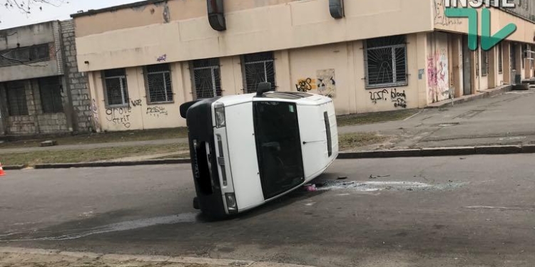 В Николаеве микроавтобус перевернул такси и скрылся с места ДТП, оставив бампер с номером (ФОТО)