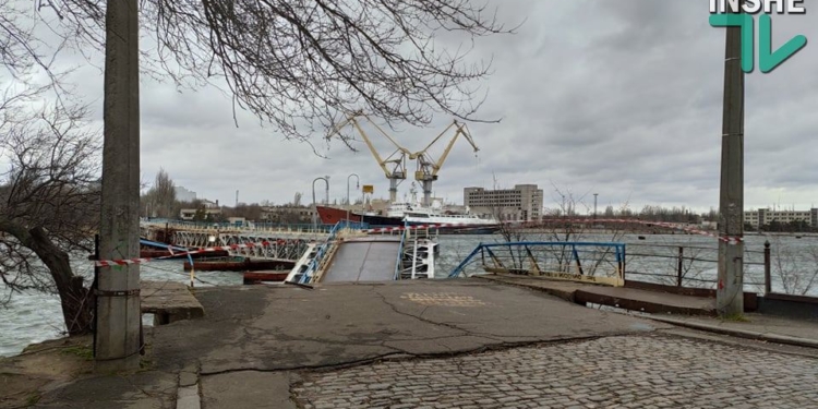 В Николаеве рухнула в воду часть понтонного моста через реку Ингул (ФОТО, ВИДЕО)