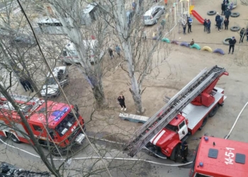В Корабельном районе пришлось эвакуировать жителей из-за пожара в пятиэтажке (ФОТО)