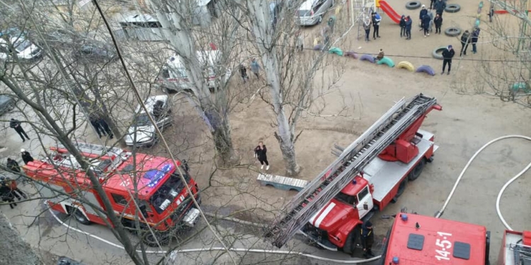 В Корабельном районе пришлось эвакуировать жителей из-за пожара в пятиэтажке (ФОТО)