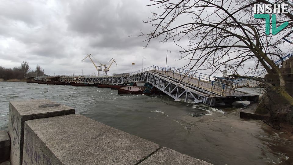 В Николаеве рухнула в воду часть понтонного моста через реку Ингул (ФОТО, ВИДЕО) 7