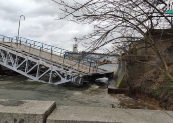 В Николаеве рухнула в воду часть понтонного моста через реку Ингул (ФОТО, ВИДЕО)