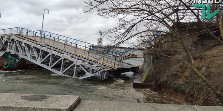 В Николаеве рухнула в воду часть понтонного моста через реку Ингул (ФОТО, ВИДЕО)