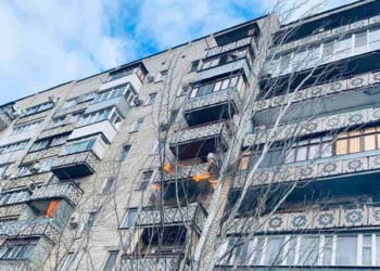 В Николаеве загорелся балкон «девятиэтажки» – из-за сильного ветра огонь перекинулся на соседей (ФОТО)