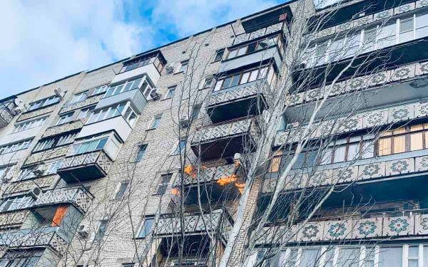 В Николаеве загорелся балкон «девятиэтажки» – из-за сильного ветра огонь перекинулся на соседей (ФОТО)