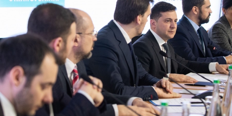 “На ямочном ремонте чиновники построили не одно имение”, – Зеленский на совещании по дорогам (ВИДЕО)