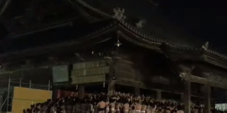 Веселый фестиваль в Японии. Мужчины выпили, разделись – и в храм (ВИДЕО)