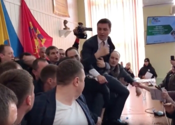 Залез на стол. Позорный дебош на сессии горсовета в Мелитополе устроил нардеп от Слуги народа (ВИДЕО)