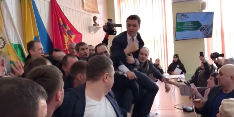 Залез на стол. Позорный дебош на сессии горсовета в Мелитополе устроил нардеп от Слуги народа (ВИДЕО)